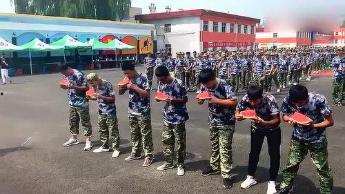 军训吃瓜小哥哥