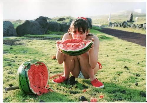 吃瓜壁纸女,揭秘吃瓜壁纸背后的魅力女生